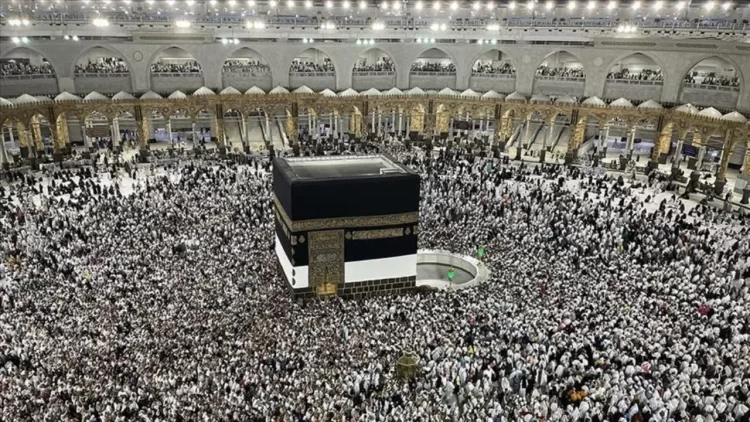 Suudi Arabistan, 2025 yılı hac mevsimi öncesinde tüm hazırlıklarını tamamladığını duyurdu. Mekke’de düzenlenen geniş katılımlı basın toplantısında konuşan yetkililer, hac ibadetini aksatabilecek hiçbir olumsuzluğa müsamaha gösterilmeyeceğini vurguladı.