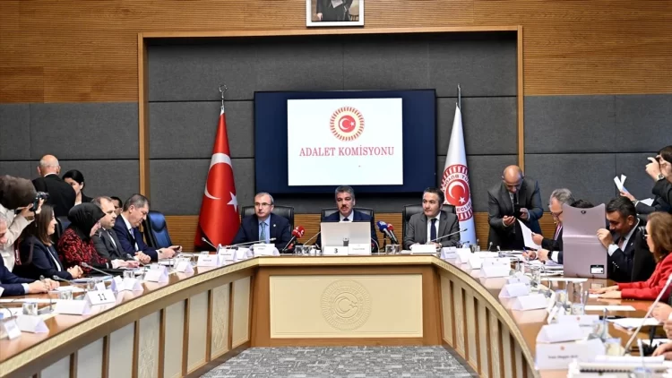 TBMM Adalet Komisyonu Başkanı ve AK Parti İstanbul Milletvekili Cüneyt Yüksel, trafik cezalarının yükseltilmesini içeren kanun teklifinin 28 Mayıs Çarşamba günü komisyonda ele alınacağını açıkladı.