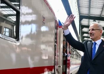 Bakan Uraloğlu açıkladı: Uluslararası 2 turistik tren, İstanbul’a geliyor
