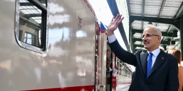 Bakan Uraloğlu açıkladı: Uluslararası 2 turistik tren, İstanbul’a geliyor