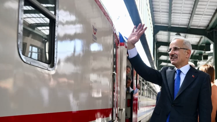 Bakan Uraloğlu, "Uluslararası 2 turistik tren, İstanbul'a geliyor." açıklamasında bulundu.