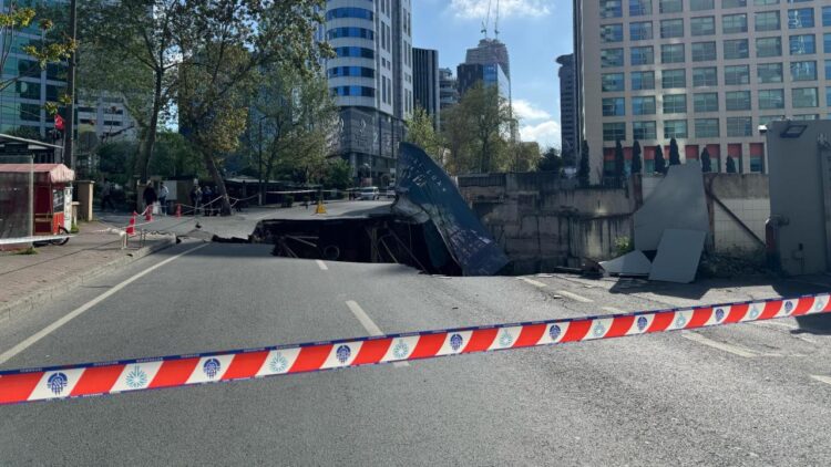 Maslak’ta dün gece saatlerinde, Eski Büyükdere Caddesi yan yolunda bir inşaatın istinat duvarının yıkılması sonucu büyük bir çökme meydana geldi. Bu olay üzerine, çevredeki güvenlik önlemleri artırıldı ve bölgeye gelen ekipler hızla çalışmalara başladı.