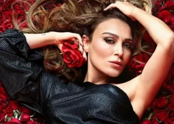 Ziynet Sali konserinde şarkı söylerken sahnede bayıldı