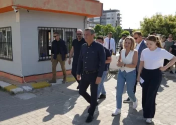 Özgür Özel YKS’ye giren Ferdi Zeyrek’in kızını sınavın ikinci gününde de yalnız bırakmadı