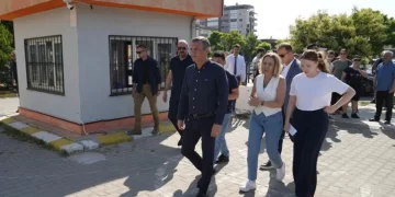 Özgür Özel YKS’ye giren Ferdi Zeyrek’in kızını sınavın ikinci gününde de yalnız bırakmadı