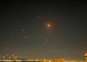 İran Katar’daki ABD üssüne füze fırlattı!