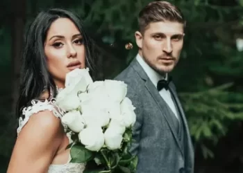 Sahra Işık ve İdris Aybirdi çifti çocuklarını kucağına aldı