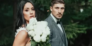 Sahra Işık ve İdris Aybirdi çifti çocuklarını kucağına aldı