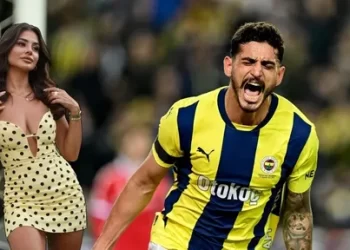 Samet Akaydın ve Hazal Çağlar nişanlandı Samet Akaydın ve Hazal Çağlar nişanlandı