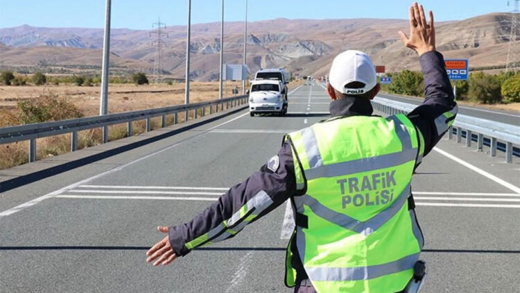 İçişleri Bakanı Ali Yerlikaya, 4-6 Haziran 2025 tarihleri arasında bazı güzergahlarda kamyon, çekici ve tanker türü ağır vasıtaların seyrine geçici kısıtlama getirildiğini duyurdu.