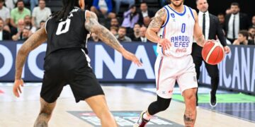 Anadolu Efes, Beşiktaş karşısında seride öne geçti!