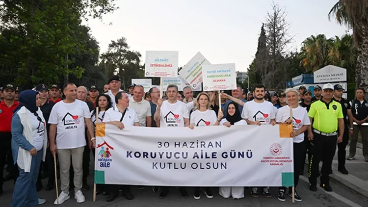 Antalya’da 30 Haziran Koruyucu Aile Günü, Vali Hulusi Şahin’in katılımıyla düzenlenen çeşitli etkinliklerle coşkuyla kutlandı.