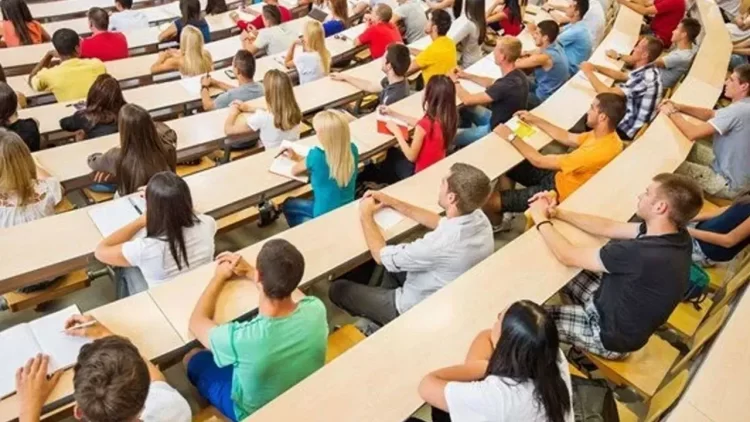 Anadolu Üniversitesi Açıköğretim, İktisat ve İşletme Fakülteleri için 2024-2025 yaz okulu kayıt işlemleri, 30 Haziran - 4 Temmuz 2025 tarihleri arasında yapılacak. Yaz okulu kapsamında kayıt yaptıran öğrenciler, tek sınav sistemiyle değerlendirilecek.