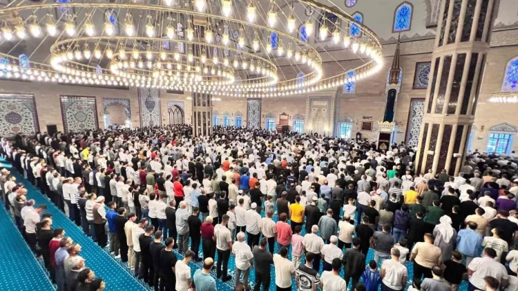 Başta İstanbul ve Ankara olmak üzere Türkiye genelinde camiler, Kurban Bayramı namazı için bir araya gelen vatandaşlarla dolup taştı.
