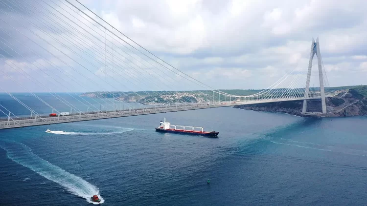 Ulaştırma ve Altyapı Bakanı Abdulkadir Uraloğlu, Türk Boğazlarından uğraksız geçen gemilerden alınan ücretlerin hesaplanmasında esas alınan Altın Frank değerinin 1 Temmuz 2025 itibarıyla yüzde 15 artırılarak 5,83 dolara yükseltileceğini açıkladı.