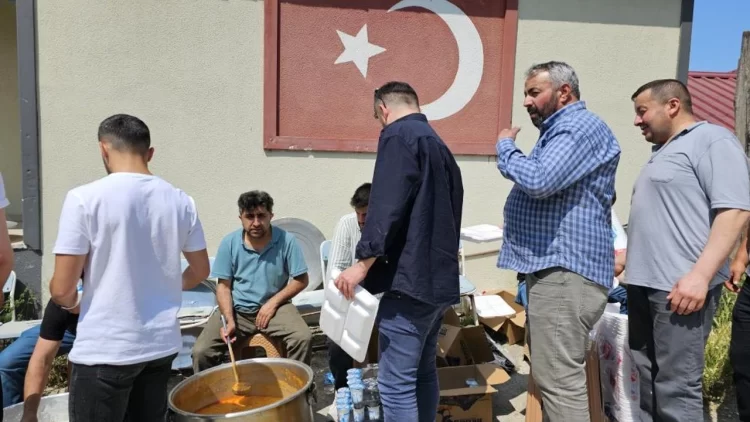 boyabat cattepede bayram gelenegi olan mezarlik ziyareti devam etti habermeydan