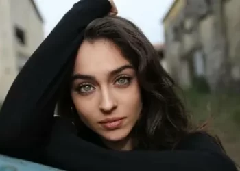 Cemre Baysel güzelliğiyle gündemde! Siyah elbisesiyle hayran bıraktı!