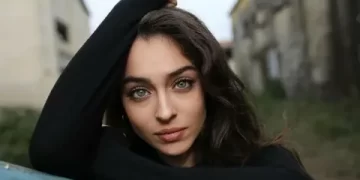 Cemre Baysel güzelliğiyle gündemde! Siyah elbisesiyle hayran bıraktı!