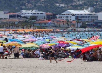 Bayramın ikinci günü Çeşme sahillerinde yoğunluk yaşandı
