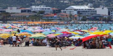 Bayramın ikinci günü Çeşme sahillerinde yoğunluk yaşandı