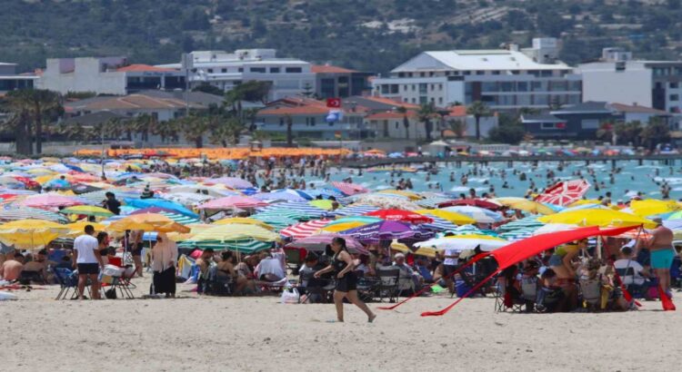 İzmir’in Çeşme ilçesi, bu yıl da Kurban Bayramı tatilinde en popüler tatil noktalarından biri oldu.