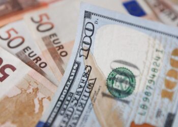 Tatil sonrası ilk işlem gününde Euro ve dolar ne kadar oldu?