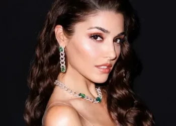 Hande Erçel’den tekne pozu! Elbisesinin fiyatı göründü