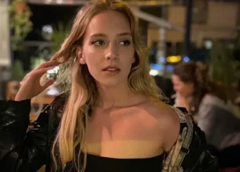 Plajda aşk esintisi! Hayal Köseoğlu sevgilisiyle romantik dolu anlar!