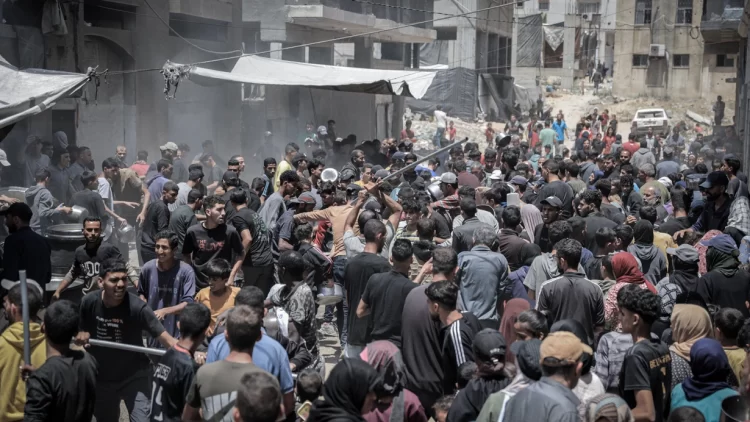 İsrail ordusunun Gazze Şeridi’nde insani yardım almaya çalışan Filistinlilere yönelik iki ayrı noktada gerçekleştirdiği saldırılarda en az 31 kişi hayatını kaybetti, 176 kişi ise yaralandı.