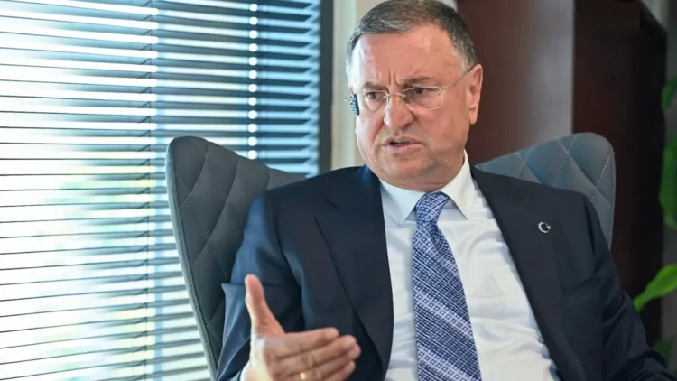 Türk siyasetinin dikkat çeken isimlerinden Lütfü Savaş, özellikle CHP’nin kurultay davası süreciyle gündemde yer alıyor.