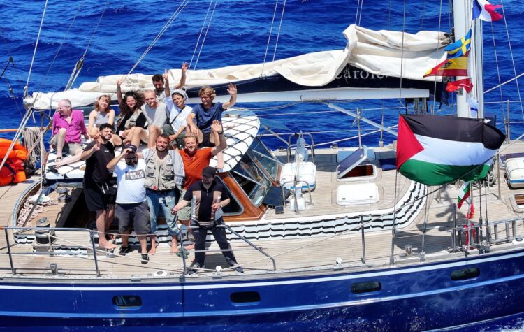 İsrail’in, Gazze’ye insani yardım taşıyan Madleen gemisini uluslararası sularda alıkoymasının ardından, gemide bulunan 6 aktivistin Tel Aviv’deki Ben Gurion Uluslararası Havalimanı’na götürülerek sınır dışı edilmek üzere olduğu bildirildi.
