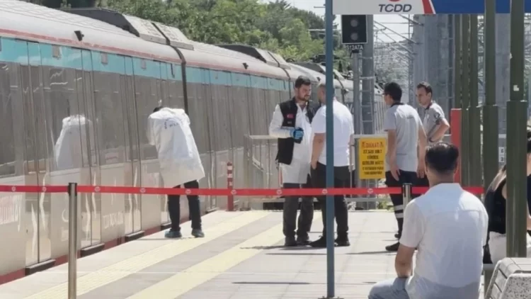 Marmaray’ın Ataköy istasyonunda kimliği henüz açıklanmayan bir kişi intihar girişiminde bulundu.