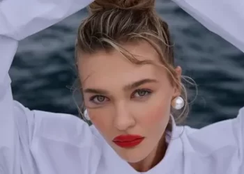 Melisa Döngel’den kovboy şapkalı cesur poz