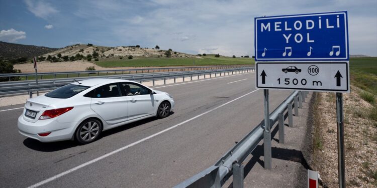 Ulaştırma ve Altyapı Bakanı Abdulkadir Uraloğlu, Melodili Yol uygulamasının ilk olarak Nallıhan-Beypazarı Devlet Yolu ve Ankara-Eskişehir Devlet Yolu’nda hayata geçirildiğini hatırlatarak, “Hayata geçirdiğimiz her iki uygulamada da Mozart’ın Türk Marşı çalıyor, sırada Mehter Marşı var” dedi.