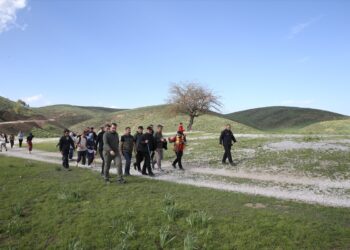 Muş Valisi Çakır ve doğaseverler, doğa yürüyüşü gerçekleştirdi!