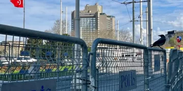 Onur Yürüyüşü öncesinde Taksim bölgesi ablukaya alındı