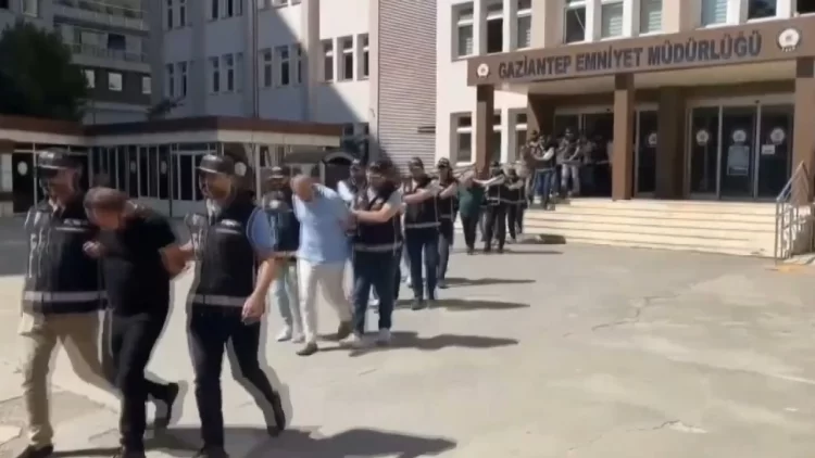 Gaziantep merkezli operasyonda MESEM programı üzerinden usulsüzlük yaparak devleti 13 milyon TL zarara uğratan 13 şüpheli yakalandı.