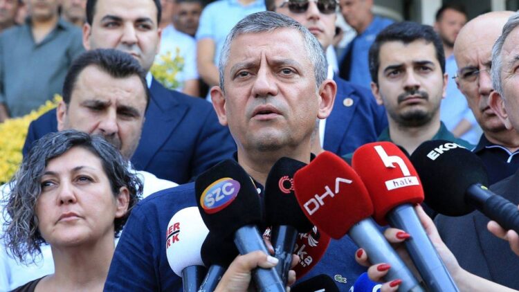 CHP Genel Başkanı Özgür Özel ve Mersin Büyükşehir Belediye Başkanı Vahap Seçer, Ferdi Zeyrek’in tedavi gördüğü hastanenin önünde açıklama yaptı.