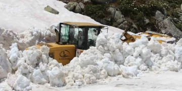 Türkiye sıcaktan kavrulurken Rize’de kar kalınlığı 5 metreyi aştı!