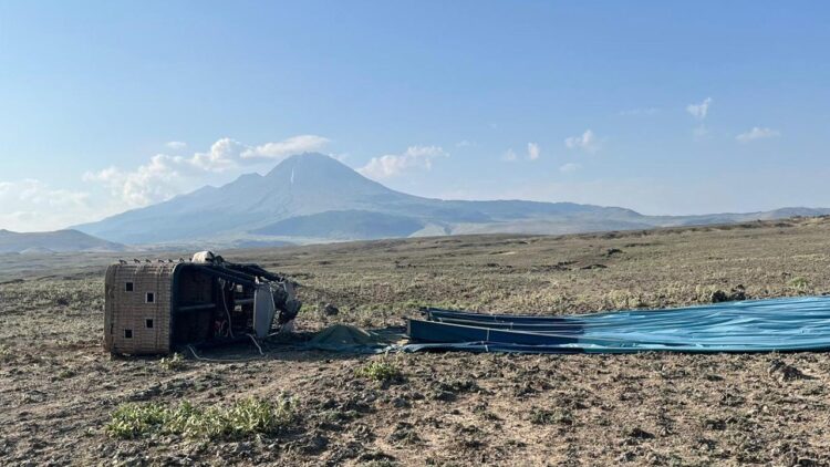 Aksaray'da Ihlara Vadisi’nden havalanan sıcak hava balonu, şiddetli rüzgarın etkisiyle sert iniş yaptı.