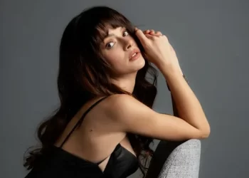 Uzak Şehir’in Alya’sı Sinem Ünsal tatilde aşka geldi! 