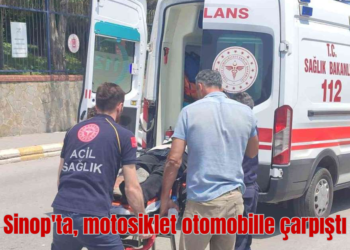 Sinop’ta, motosiklet otomobille çarpıştı: 2 yaralı