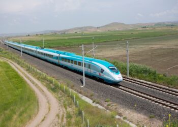 Bakan Uraloğlu: 8 milyon kişi daha yüksek hızlı tren konforuna kavuşacak