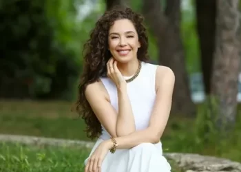 Azra Akın’ın çocuklarıyla deniz keyfi