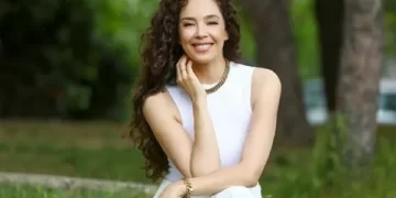 Azra Akın’ın çocuklarıyla deniz keyfi