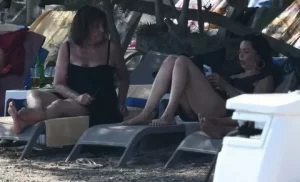 Azra Akin cocuklariyla deniz keyfi1 habermeydan
