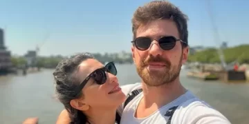 Berker Güven ve Nihal Yalçın’ın denizde romantizm