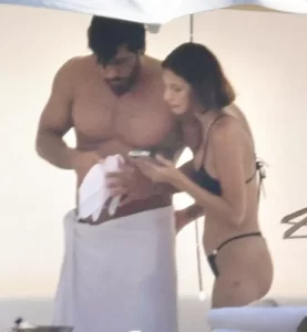 Can Yaman sevgilisini opmeye doyamadi1 habermeydan