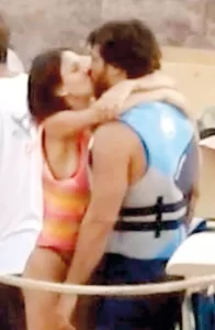 Can Yaman sevgilisini opmeye doyamadi2 habermeydan