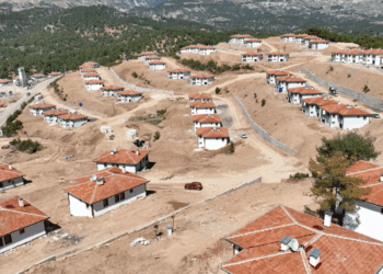 Deprem bölgesinin iki katlı köy evleri tamamlandı